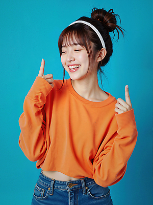 JPG 모델 편집이미지 여자 한명 미소 상반신 성인 파란색 눈감음 주황색 가리킴 머리띠 올림머리 의료성형뷰티 성인여자한명만 편집실사 AI인물포토 AI콘텐츠 1 헤어스타일 컬러 장신구 모션 표정 사람 손짓 CG 여자한명만 성인여자만 파일형식 AI포토