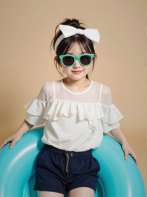 JPG 전신 편집이미지 여자 수영복 리본 어린이 한명 웃음 들기 소녀 선글라스 머리띠 분위기 즐거움 유아복 튜브 여름옷 의료성형뷰티 소녀한명만 편집실사 AI인물포토 AI콘텐츠 1 옷 감정 안경 컨셉 장신구 모션 표정 사람 아기용품 CG 여자한명만 소녀만 파일형식 여름_계절 AI포토