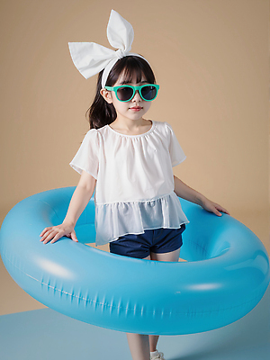 JPG 전신 편집이미지 여자 수영복 리본 어린이 물놀이 수영장 한명 웃음 들기 소녀 선글라스 귀여움 머리띠 즐거움 유아복 튜브 여름옷 의료성형뷰티 소녀한명만 편집실사 AI인물포토 AI콘텐츠 1 옷 감정 안경 컨셉 장신구 모션 놀이 표정 사람 아기용품 CG 여자한명만 소녀만 파일형식 여름_계절 AI포토