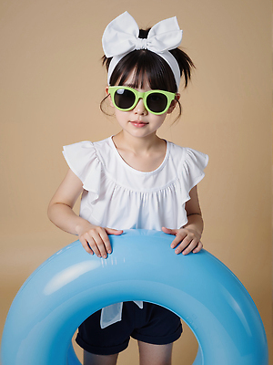 JPG 전신 편집이미지 여자 리본 어린이 휴가 한명 웃음 소녀 선글라스 잡기 머리띠 즐거움 유아복 튜브 여름옷 의료성형뷰티 소녀한명만 편집실사 AI인물포토 AI콘텐츠 1 옷 감정 안경 장신구 모션 표정 사람 아기용품 CG 여자한명만 소녀만 파일형식 여름_계절 AI포토