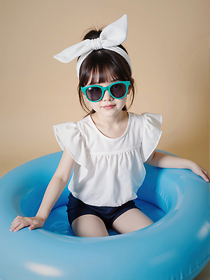JPG 전신 편집이미지 여자 리본 어린이 휴식 한명 웃음 앉기 소녀 선글라스 귀여움 풀장 잡기 머리띠 즐거움 유아복 여름옷 의료성형뷰티 소녀한명만 편집실사 AI인물포토 AI콘텐츠 1 옷 감정 안경 컨셉 장신구 모션 수영장 표정 사람 아기용품 CG 여자한명만 소녀만 파일형식 여름_계절 AI포토