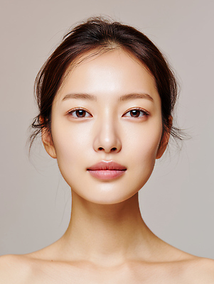 JPG 편집이미지 여자 아시아 얼굴 한명 미소 근접촬영 성인 빛 화장 화장품 피부 스킨케어 성형외과 뷰티풀 의료성형뷰티 성인여자한명만 편집실사 AI인물포토 AI콘텐츠 1 나라 뷰포인트 표정 병원 사람 신체부위 뷰티 CG 여자한명만 성인여자만 파일형식 AI포토