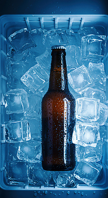 JPG 편집이미지 휴식 주류 사람없음 얼음 물방울 차가움 시원함 맥주병 아이스박스 얼음통 편집실사 AI포토 AI콘텐츠 자연요소 음료 컨셉 술병 맥주 CG 파일형식