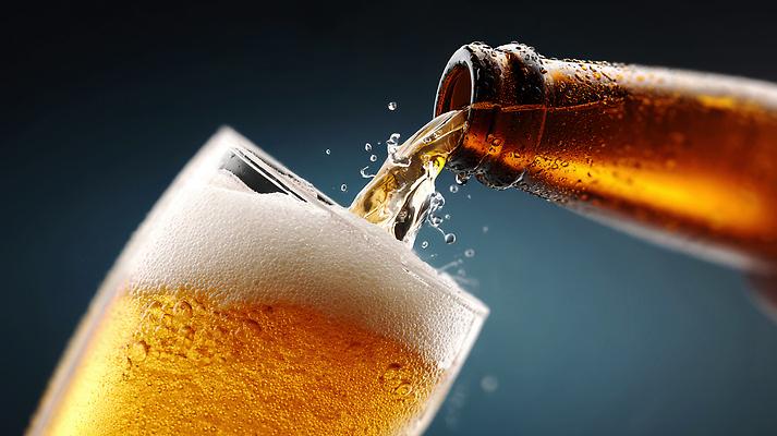 JPG 편집이미지 휴식 주류 사람없음 붓기 시원함 즐거움 맥주잔 맥주병 맥주거품 탄산 스플래쉬 편집실사 AI포토 AI콘텐츠 감정 음료 컨셉 술잔 모션 술병 맥주 거품 CG 파일형식