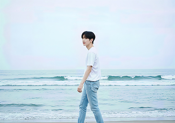 JPG 전신 편집이미지 남자 파도 자연 휴식 한명 풍경 성인 해변 걷기 산책 자유 청바지 흰티 의료성형뷰티 성인남자한명만 편집실사 AI인물포토 AI콘텐츠 1 바다 컨셉 티셔츠 바지 모션 사람 CG 생태계 남자한명만 성인남자만 파일형식 AI포토