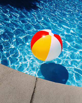 JPG 편집이미지 물결 공 물놀이 휴식 수영장 물그림자 풍경 사람없음 파란색 여름휴가 햇빛 반사 수면 비치볼 즐거움 감성 편집실사 AI포토 AI콘텐츠 감정 컬러 컨셉 놀이 휴가 바캉스용품 그림자 물 태양 CG 파일형식 여름_계절