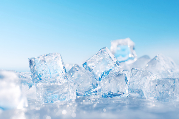 JPG 편집이미지 하늘색 사람없음 물 여름 햇빛 얼음 투명 감각 차가움 시원함 편집실사 AI포토 AI콘텐츠 자연요소 계절 파란색 태양 CG 파일형식