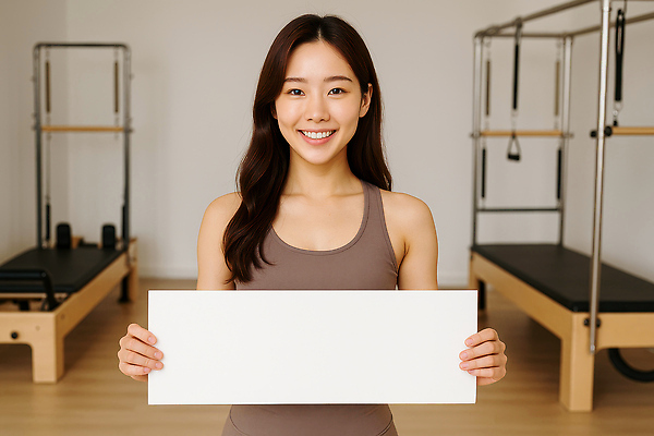 JPG 편집이미지 우먼라이프 웰빙 여자 다이어트 건강 한명 웃음 들기 상반신 성인 취미 운동복 건강관리 강사 팻말 필라테스 의료성형뷰티 성인여자한명만 필라테스기구 편집실사 AI인물포토 AI콘텐츠 직업 1 라이프스타일 옷 모션 프레임 표정 관리 사람 운동 운동기구 CG 여자한명만 성인여자만 파일형식 AI포토