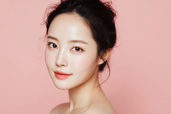 JPG 모델 편집이미지 여자 얼굴 분홍색 한명 미소 성인 뷰티 피부 뷰티풀 의료성형뷰티 성인여자한명만 편집실사 AI인물포토 AI콘텐츠 1 컬러 표정 사람 신체부위 CG 여자한명만 성인여자만 파일형식 AI포토