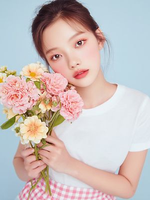 JPG 모델 편집이미지 여자 꽃다발 하늘색 한명 미소 들기 상반신 성인 청춘 화장 뷰티 체크무늬 화사함 뷰티풀 청순 의료성형뷰티 성인여자한명만 편집실사 AI인물포토 AI콘텐츠 1 꽃 컨셉 무늬 모션 표정 사람 파란색 CG 여자한명만 성인여자만 파일형식 AI포토