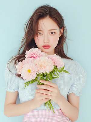 JPG 모델 편집이미지 여자 꽃다발 하늘색 한명 들기 상반신 성인 청춘 뷰티 우아함 체크무늬 뷰티풀 청순 의료성형뷰티 성인여자한명만 편집실사 AI인물포토 AI콘텐츠 1 꽃 컨셉 무늬 모션 사람 파란색 CG 여자한명만 성인여자만 파일형식 AI포토