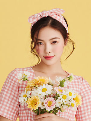 JPG 모델 편집이미지 원피스 여자 행복 분홍색 꽃다발 한명 미소 들기 상반신 성인 청춘 뷰티 체크무늬 화사함 상큼 뷰티풀 청순 의료성형뷰티 성인여자한명만 편집실사 AI인물포토 AI콘텐츠 1 옷 꽃 감정 컬러 컨셉 무늬 모션 표정 사람 CG 여자한명만 성인여자만 파일형식 AI포토