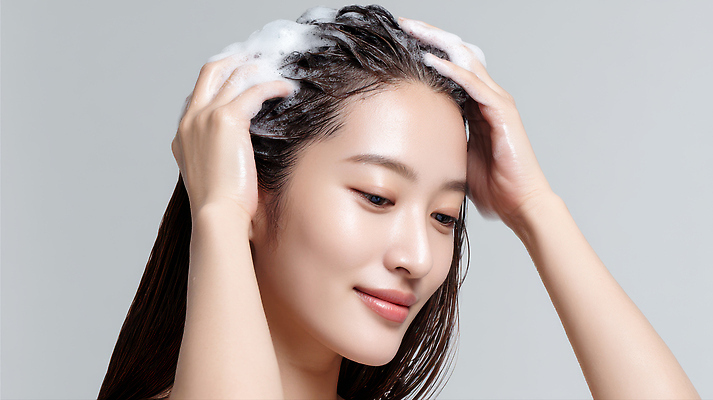 JPG 편집이미지 여자 모션 아침 조명 한명 성인 일상 머리카락 청결 편안함 헤어관리 샴푸 비누거품 머리감기 두피관리 뷰티풀 의료성형뷰티 성인여자한명만 편집실사 AI인물포토 AI콘텐츠 주간 1 사람 라이프 위생용품 뷰티 머리 거품 감각 위생 CG 여자한명만 성인여자만 파일형식 AI포토