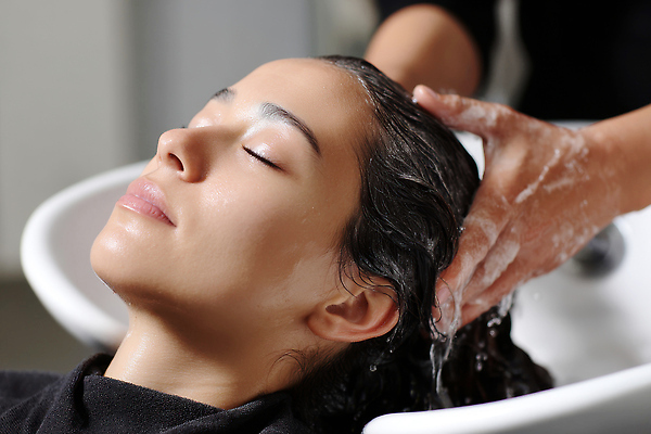 JPG 편집이미지 손 여자 휴식 한명 성인 일상 신체부위 물 머리카락 미용실 고객 서비스 헤어관리 샴푸 비누거품 머리감기 두피관리 뷰티풀 의료성형뷰티 성인여자한명만 편집실사 AI인물포토 AI콘텐츠 자연요소 1 컨셉 사람 라이프 위생용품 뷰티 머리 청결 거품 뷰티샵 CG 여자한명만 성인여자만 파일형식 AI포토