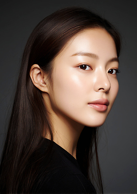 JPG 모델 편집이미지 여자 얼굴 포즈 한명 상반신 성인 검은색 촬영 매력적 감각 피부 뷰티풀 프로필 의료성형뷰티 스타일 성인여자한명만 편집실사 AI인물포토 AI콘텐츠 1 컬러 컨셉 사람 신체부위 CG 여자한명만 성인여자만 파일형식 AI포토