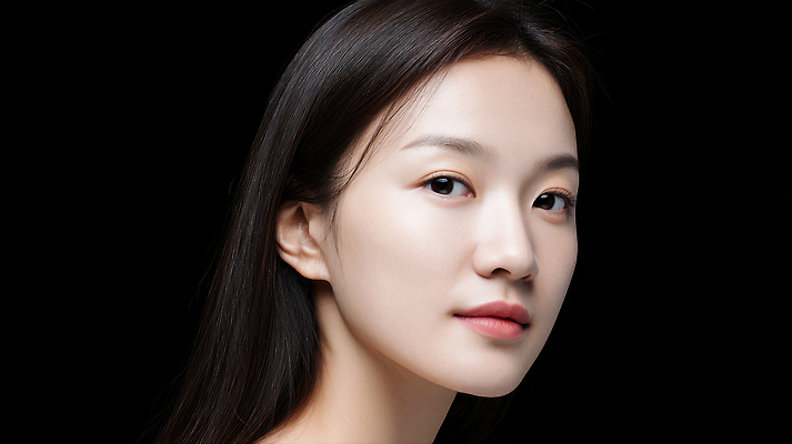 JPG 모델 편집이미지 여자 얼굴 포즈 한명 상반신 성인 검은색 촬영 우아함 피부 이미지 뷰티풀 프로필 의료성형뷰티 스타일 성인여자한명만 편집실사 AI인물포토 AI콘텐츠 1 컬러 컨셉 사람 신체부위 CG 여자한명만 성인여자만 파일형식 AI포토