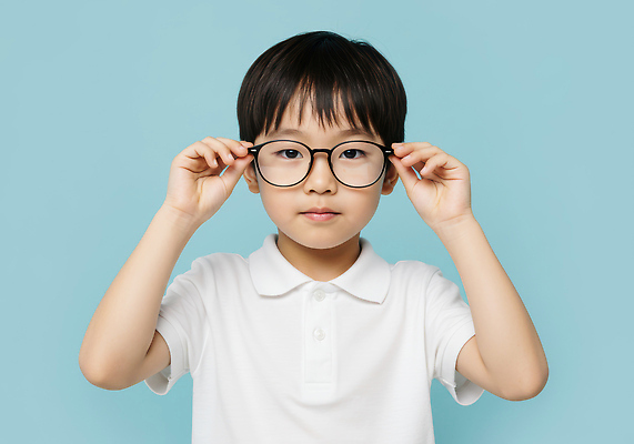 JPG 편집이미지 어린이교육 남자 어린이 하늘색 한명 웃음 소년 일상 학습 귀여움 잡기 순수 호기심 의료성형뷰티 소년한명만 안경낌 편집실사 AI인물포토 AI콘텐츠 1 교육 감정 안경 컨셉 모션 표정 사람 라이프 파란색 CG 남자한명만 소년만 파일형식 AI포토