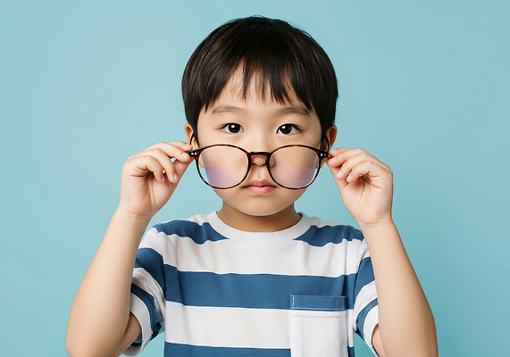 JPG 편집이미지 시선 어린이교육 남자 감정 어린이 포즈 하늘색 한명 소년 학습 귀여움 잡기 집중 호기심 조정 의료성형뷰티 소년한명만 안경낌 편집실사 AI인물포토 AI콘텐츠 1 교육 안경 컨셉 모션 사람 파란색 수상스포츠 CG 남자한명만 소년만 파일형식 AI포토