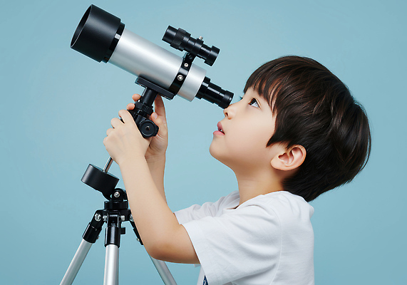 JPG 편집이미지 어린이교육 남자 어린이 과학 하늘색 실험 한명 들기 소년 학습 망원경 꿈 관찰 집중 호기심 의료성형뷰티 소년한명만 편집실사 AI인물포토 AI콘텐츠 1 교육 감정 컨셉 모션 사람 파란색 CG 남자한명만 소년만 파일형식 AI포토