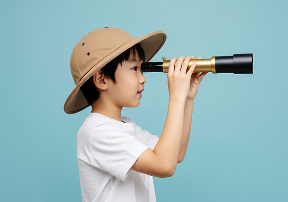 JPG 편집이미지 모자 어린이교육 남자 감정 어린이 하늘색 자연 한명 들기 소년 학습 망원경 탐험 관찰 체험 집중 호기심 상상력 순간 정글모자 의료성형뷰티 소년한명만 편집실사 AI인물포토 AI콘텐츠 모자_잡화 1 잡화 교육 컨셉 모션 사람 파란색 CG 생태계 남자한명만 소년만 파일형식 AI포토