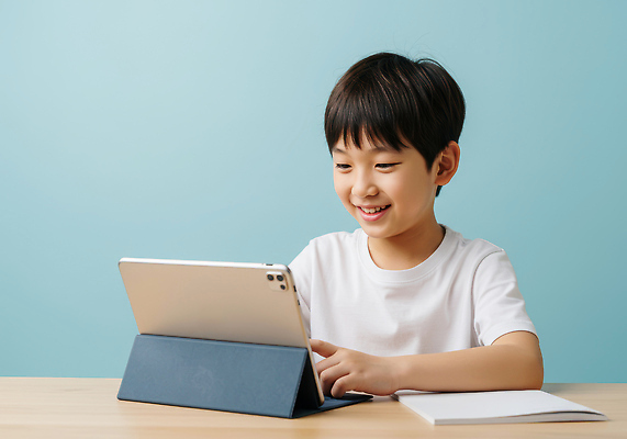 JPG 편집이미지 어린이교육 남자 어린이 하늘색 교실 기술 한명 웃음 소년 학습 태블릿 디지털 시간 집중 즐거움 소통 창의성 의료성형뷰티 소년한명만 편집실사 AI인물포토 AI콘텐츠 1 교육 감정 컨셉 학교 표정 사람 파란색 전자제품 스마트기기 CG 남자한명만 소년만 파일형식 AI포토