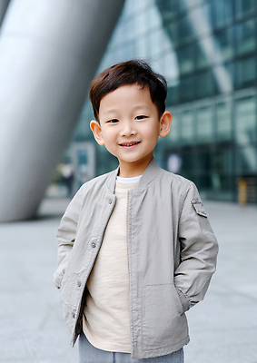 JPG 편집이미지 남자 행복 어린이 포즈 표정 한명 소년 재킷 활발 도심 즐거움 주머니손 의료성형뷰티 스타일 소년한명만 편집실사 AI인물포토 AI콘텐츠 1 감정 컨셉 모션 사람 외투 도시 CG 남자한명만 소년만 파일형식 AI포토