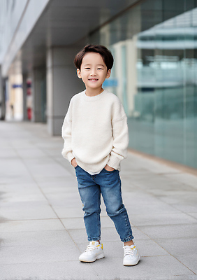 JPG 편집이미지 패션 남자 행복 어린이 포즈 거리 밝음 한명 소년 캐주얼 청바지 도시 스웨터 즐거움 모던 주머니손 의료성형뷰티 스타일 소년한명만 편집실사 AI인물포토 AI콘텐츠 1 옷 감정 상의 바지 모션 사람 CG 남자한명만 소년만 파일형식 AI포토