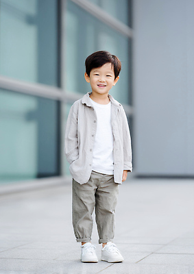 JPG 편집이미지 패션 남자 행복 어린이 셔츠 바지 표정 한명 소년 귀여움 회색 모던 주머니손 의료성형뷰티 스타일 소년한명만 편집실사 AI인물포토 AI콘텐츠 1 감정 컬러 컨셉 상의 모션 하의 사람 CG 남자한명만 소년만 파일형식 AI포토