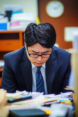 JPG 편집이미지 남자 회의 직장 피곤 숙이기 한명 정장 상반신 성인 사무실 업무 작업 사무원 비즈니스맨 책상 문서 서류더미 힘듦 의료성형뷰티 성인남자한명만 번아웃증후군 편집실사 AI인물포토 AI콘텐츠 직업 1 옷 포즈 가구 컨셉 회사 비즈니스 사람 직장인 사회이슈 CG 남자한명만 성인남자만 파일형식 더미 AI포토