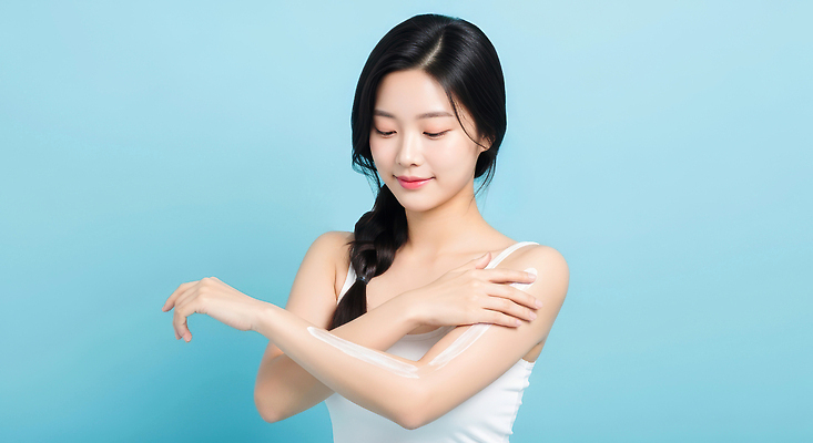 JPG 편집이미지 여자 하늘색 관리 한명 상반신 성인 피부 만족 피부관리 로션 스킨케어 보습 의료성형뷰티 성인여자한명만 편집실사 AI인물포토 AI콘텐츠 1 감정 사람 신체부위 파란색 뷰티 화장품 CG 여자한명만 성인여자만 파일형식 AI포토