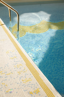 JPG 편집이미지 물결 휴식 수영장 사람없음 물 여름 햇빛 반사 수영 타일 청명 편집실사 AI포토 AI콘텐츠 자연요소 계절 컨셉 태양 수상스포츠 CG 파일형식