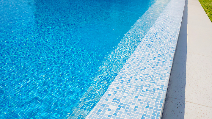 JPG 편집이미지 물결 물놀이 리조트 휴식 수영장 풍경 사람없음 야외 물 여름 햇빛 반사 수영 고요 즐거움 편집실사 AI포토 AI콘텐츠 자연요소 계절 감정 컨셉 놀이 태양 수상스포츠 CG 파일형식