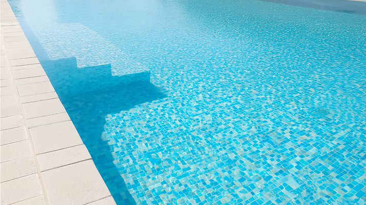 JPG 편집이미지 물결 여행 휴식 수영장 사람없음 야외 물 파란색 햇빛 계단 수영 분위기 편안함 시원함 힐링 편집실사 AI포토 AI콘텐츠 자연요소 컬러 컨셉 태양 수상스포츠 감각 CG 파일형식