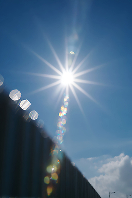 JPG 구름 편집이미지 하늘 따뜻함 밝음 사람없음 파란색 햇빛 태양 고요 보케 눈부심 청명 빛무리 편집실사 AI포토 AI콘텐츠 자연요소 컬러 빛 CG 파일형식