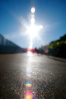 JPG 편집이미지 여유 하늘 거리 밝음 풍경 사람없음 파란색 빛 햇빛 태양 보케 눈부심 편집실사 AI포토 AI콘텐츠 자연요소 감정 컬러 CG 파일형식