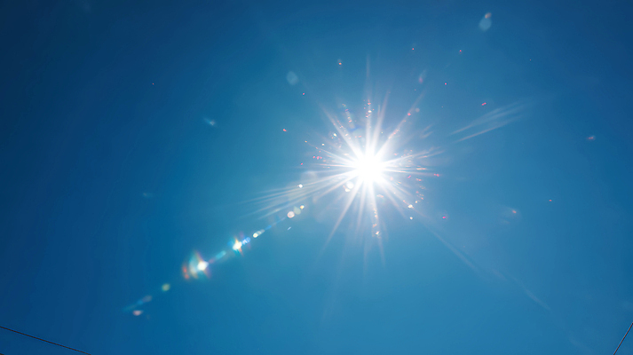 JPG 편집이미지 하늘 사람없음 파란색 빛 햇빛 태양 광선 보케 눈부심 강렬 편집실사 AI포토 AI콘텐츠 자연요소 컬러 CG 파일형식