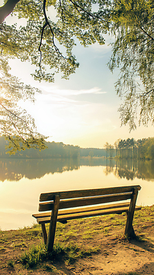 JPG 나무 편집이미지 공원 호수 여유 벤치 하늘 휴식 풍경 사람없음 물 햇빛 반사 평화 고요 일몰 산책 조용 편집실사 AI포토 AI콘텐츠 자연요소 식물 공공시설 감정 컨셉 의자 태양 노을 CG 파일형식