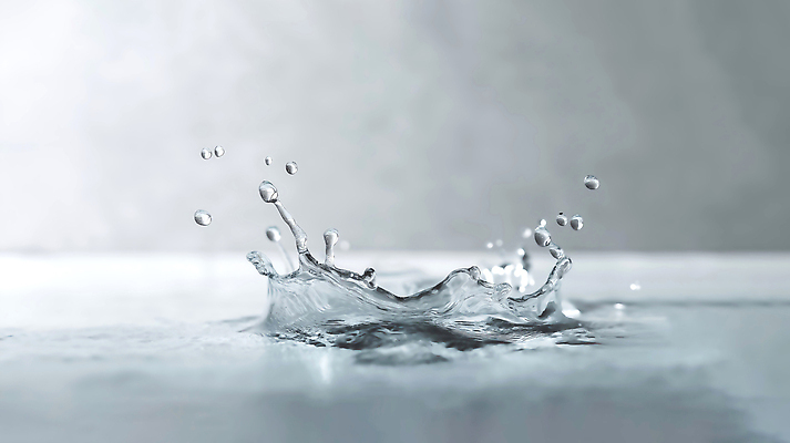 JPG 편집이미지 바닥 사람없음 물 물방울 액체 떨어짐 생동감 순간 스플래쉬 편집실사 AI포토 AI콘텐츠 자연요소 컨셉 CG 파일형식