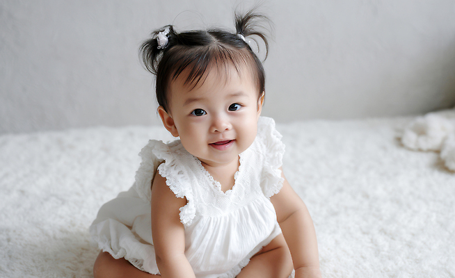 JPG 편집이미지 여자 행복 실내 한명 웃음 앉기 귀여움 촬영 올려보기 흰색 아기 순수 유아복 천진난만 의료성형뷰티 여자아기한명만 편집실사 AI인물포토 AI콘텐츠 1 옷 감정 컬러 컨셉 모션 표정 사람 내부 아기용품 CG 여자한명만 여자아기만 파일형식 AI포토