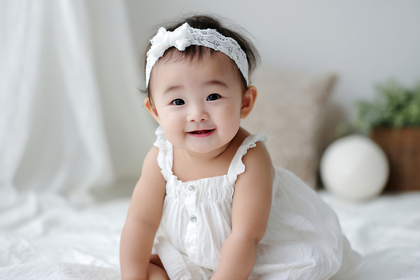 JPG 편집이미지 여자 행복 한명 웃음 앉기 일상 귀여움 촬영 이불 방 흰색 아기 머리띠 커튼 순수 유아복 천진난만 의료성형뷰티 여자아기한명만 편집실사 AI인물포토 AI콘텐츠 1 옷 감정 컬러 컨셉 장신구 침구 모션 표정 사람 라이프 아기용품 CG 여자한명만 여자아기만 파일형식 AI포토