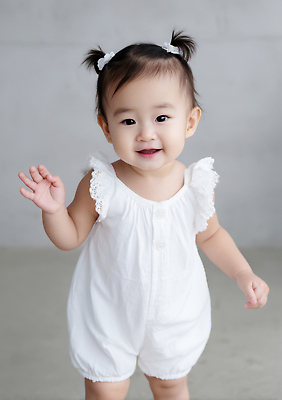 JPG 편집이미지 여자 실내 한명 서기 웃음 귀여움 흰색 아기 순수 손인사 유아복 손흔들기 천진난만 의료성형뷰티 여자아기한명만 편집실사 AI인물포토 AI콘텐츠 1 옷 컬러 컨셉 모션 표정 사람 내부 아기용품 인사 CG 여자한명만 여자아기만 파일형식 AI포토