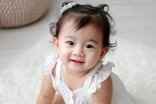 JPG 편집이미지 여자 행복 한명 웃음 앉기 귀여움 방 올려보기 흰색 아기 순수 유아복 천진난만 의료성형뷰티 여자아기한명만 편집실사 AI인물포토 AI콘텐츠 1 옷 감정 컬러 컨셉 모션 표정 사람 아기용품 CG 여자한명만 여자아기만 파일형식 AI포토