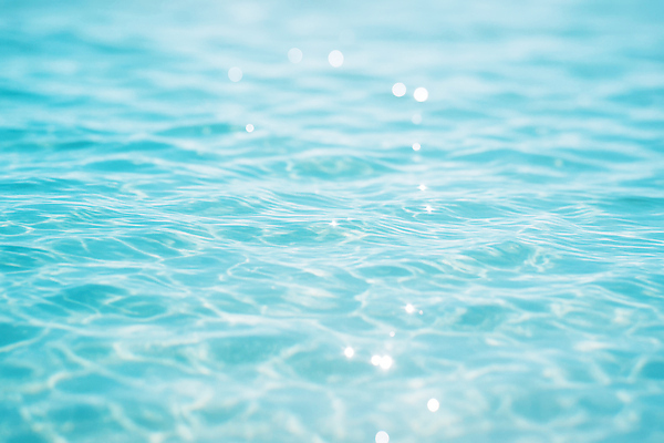 JPG 편집이미지 바다 하늘색 자연 사람없음 여름 빛 반짝임 햇빛 평화 투명 수면 감성 잔물결 윤슬 청량 편집실사 AI포토 AI콘텐츠 계절 물결 컨셉 모션 물 파란색 태양 CG 생태계 파일형식