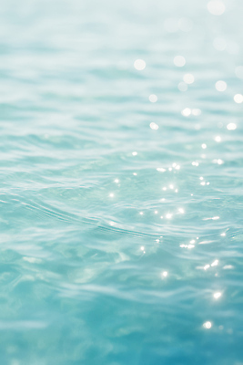 JPG 편집이미지 바다 하늘색 자연 휴식 풍경 사람없음 여름 빛 반짝임 햇빛 고요 수면 감성 잔물결 윤슬 청량 편집실사 AI포토 AI콘텐츠 계절 물결 컨셉 모션 물 파란색 태양 CG 생태계 파일형식