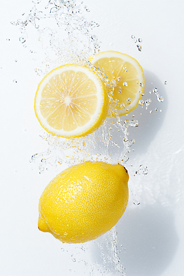 JPG 편집이미지 재료 단면 건강 사람없음 여름 노란색 물방울 신선 시원함 레몬 슬라이스 튀는물 상큼 비타민 신맛 편집실사 AI포토 AI콘텐츠 계절 컬러 과일 맛 CG 액체표현 영양소 스플래쉬 파일형식