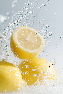 JPG 편집이미지 음료 단면 사람없음 물 여름 노란색 물방울 신선 레몬 슬라이스 튀는물 상큼 신맛 편집실사 AI포토 AI콘텐츠 자연요소 계절 컬러 과일 맛 CG 액체표현 스플래쉬 파일형식