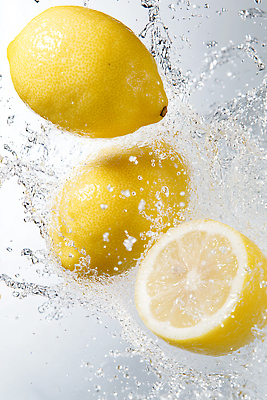 JPG 편집이미지 음료 단면 사람없음 물 여름 노란색 신선 시원함 레몬 슬라이스 튀는물 상큼 비타민 과즙 신맛 편집실사 AI포토 AI콘텐츠 자연요소 계절 컬러 과일 맛 CG 액체표현 영양소 스플래쉬 파일형식