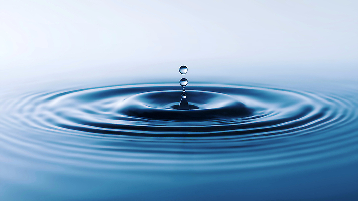 JPG 편집이미지 물결 사람없음 파란색 물방울 수면 튀는물 편집실사 AI포토 AI콘텐츠 컬러 물 CG 액체표현 스플래쉬 파일형식