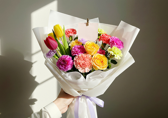 JPG 편집이미지 손 꽃 컬러 꽃다발 자연 선물 사랑 햇빛 정원 기쁨 분위기 카네이션 화사함 뷰티풀 의료성형뷰티 편집실사 AI인물포토 AI콘텐츠 식물 감정 컨셉 신체부위 태양 CG 생태계 파일형식 AI포토