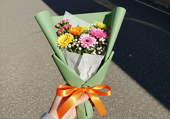 JPG 편집이미지 손 기념일 감정 컬러 꽃다발 자연 거리 선물 장식 햇빛 만남 축하 소중 뷰티풀 의료성형뷰티 편집실사 AI인물포토 AI콘텐츠 꽃 컨셉 이벤트 신체부위 태양 CG 생태계 파일형식 AI포토